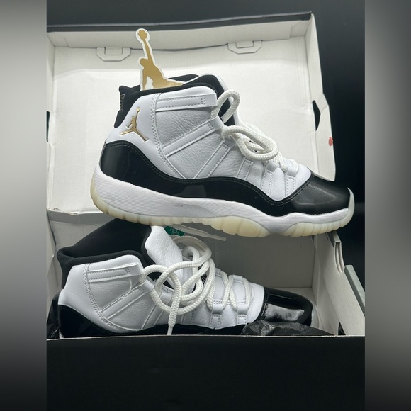 Jordan Black and White Sneakers Sleek Design - Picture 12 of 13